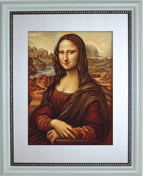 Paveikslas Monos Lizos reprodukcija su sidabriniu rėmu ir baltu pasiklojimu, paruoštas kabinti 60×80 cm