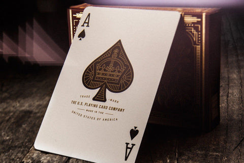 Kortų kaladė U.S. Playing Card Company, baltas tūzas prie dekoratyvios rudos dėžutės, artimas kampinis planas