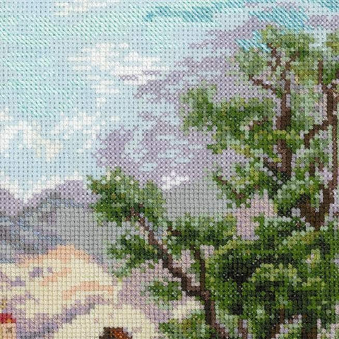 Kryželių rinkinys – artimas žalių medžių ir kalnų peizažo siūlų tekstūros užbaigtas fragmentas, 30×30 cm detalė