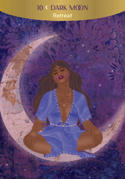 Plakatas Dark Moon Retreat: moters figūra mėlyname rūbe medituoja ant auksinio pusmėnulio, gilus violetinis kosminis fonas