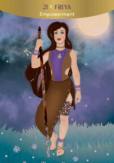 Tarot korta Freya (21 Empowerment) – stovinti moteris su medine lazda, violetinė–ruda apranga ir mėnulio nakties fone