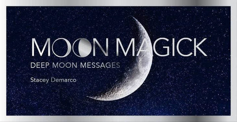 Knyga Moon Magick – priekinis viršelis su pusmėnulio iliustracija tamsiai mėlyname žvaigždėtame fone, autorė Stacey Demarco