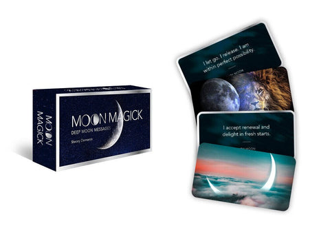 Moon Magick kortos pakuotėje tamsiai mėlyna dėžutė ir išskleistų kortų rinkinys su iliustracijomis ir įkvepiančiais tekstais