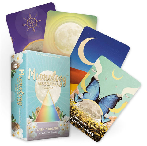 Moonology kortos su šviesiai mėlynu dėklu ir keliomis atvertomis kortomis, pabrėžiamos mėnulio ir mėlyno drugelio iliustracijos