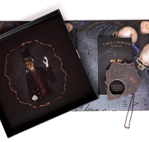 Stalo žaidimas Tabula Mortem: juoda dėžė su gotikine iliustracija, instrukcija ir varinis metalo ženklelis
