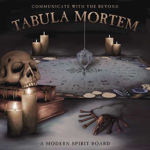 Tabula Mortem spiritų lenta su mėlyngru paviršiumi, metaliniu penduliu centre, dešinėje žvakės, kairėje kaukolė, dekoratyvinis variantas