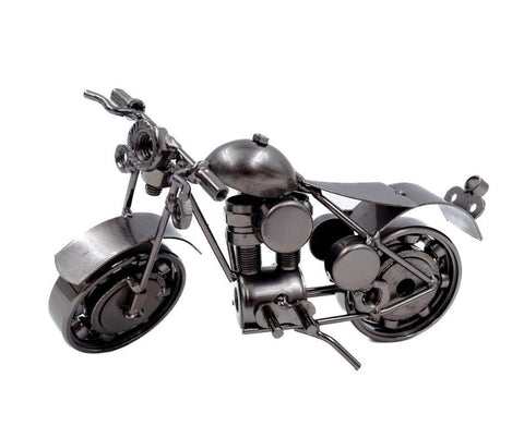 Metalinė motociklo skulptūra sidabrinės spalvos, rankų darbo iš veržlių ir varžtų, maža stalinė dekoracija, parodyta iš priekinio kampo