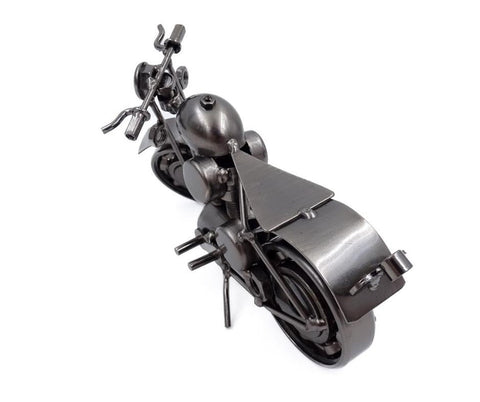 Metalinis motociklas juodos plieninės apdailos stalinis modelis, parodytas iš viršaus trijų ketvirčių kampu