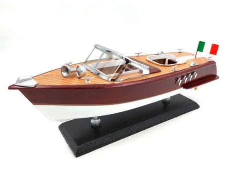 Modelinis motorlaivis bordo-baltas su mediniu deniu ir Italijos vėliava, parodytas 3/4 kampu ant juodo stovelio