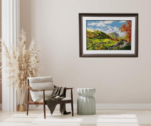 Sieninis paveikslas tamsiai rudu mediniu rėmu, kalnų peizažas 60×40 cm rodomas svetainės interjere