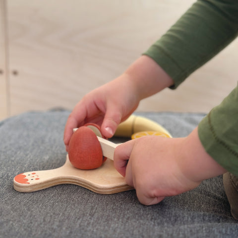Mentari medinis vaisių pjaustymo rinkinys – lentelė, peiliukas ir 3 Velcro vaisiai, 24+ mėn.