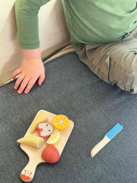 Mentari medinis vaisių pjaustymo rinkinys – lentelė, peiliukas ir 3 Velcro vaisiai, 24+ mėn.