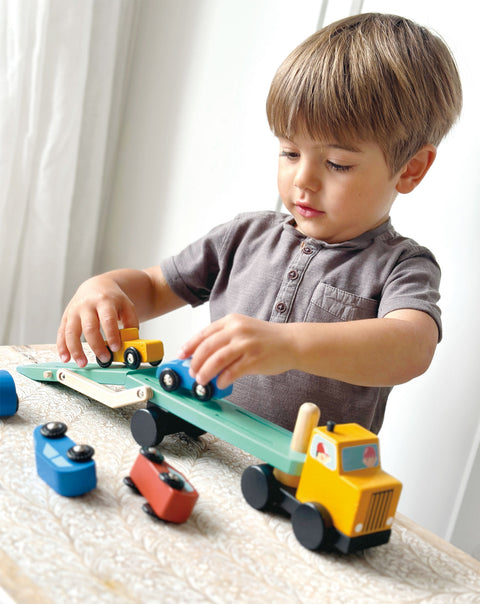 Mentari medinis autovežis su 3 automobiliais – pakeliama rampa, kaučiukmedis, 25×7×13 cm, 3+