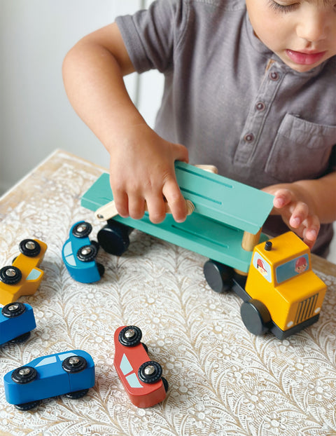Mentari medinis autovežis su 3 automobiliais – pakeliama rampa, kaučiukmedis, 25×7×13 cm, 3+