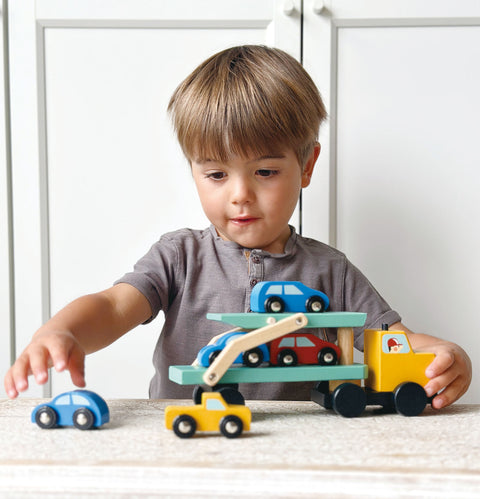 Mentari medinis autovežis su 3 automobiliais – pakeliama rampa, kaučiukmedis, 25×7×13 cm, 3+