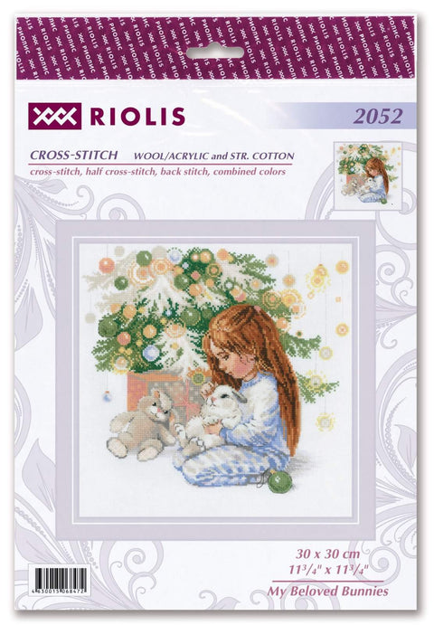 Kryželių rinkinys Riolis 30×30 cm, mergaitė glosto kiškiuką prie papuoštos eglutės; spalvotas modelis