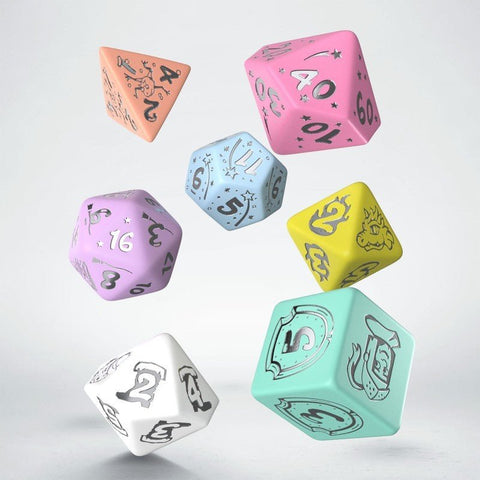RPG kauliukai 7 dalių pastelinis rinkinys — skirtingų spalvų d20/d12/d10/d8/d6/d4, išdėstyti sklandžiai ore