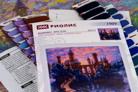 Siuvinėjimo rinkinys Riolis su pilių motyvu prie saulėlydžio, vilnonėmis gijų kortelėmis ir drobe