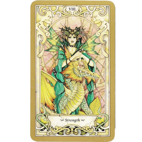 Tarot korta Strength (Jėga) — žalių ir auksinių tonų priekinė iliustracija su moterimi ir drakono figūra, Art Nouveau rėmas