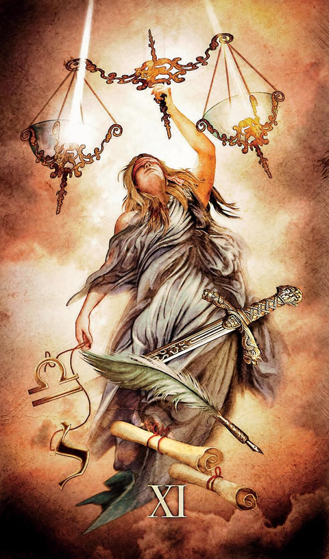 tarot korta Teisingumas (XI) detalizuota iliustracija: akla moteris su svarstyklėmis, auksiniu kalaviju, plunksna ir susuktomis pergamentinėmis rolėmis