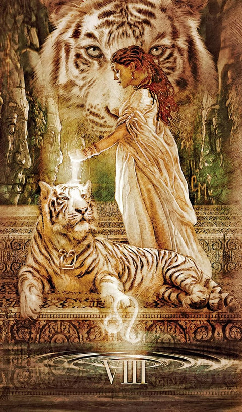 Tarot korta Stiprybė — baltasis tigras ir moteris pilkų tonų meno atvaizde, unikalus variantas su tigro veidu fone