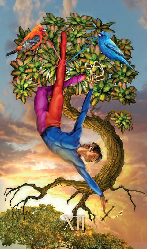 Tarot korta Hanged Man – ilgas vertikalus plakatas su ryškiomis spalvomis, pakabintu vyru ir romėnišku XII ženklu