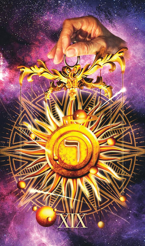 Tarot korta Saulė (XIX) su auksiniu saulės simboliu ir ranka laikančia pakabą, violetinis kosminis fonas, iliustracinis iliustracinis variantas