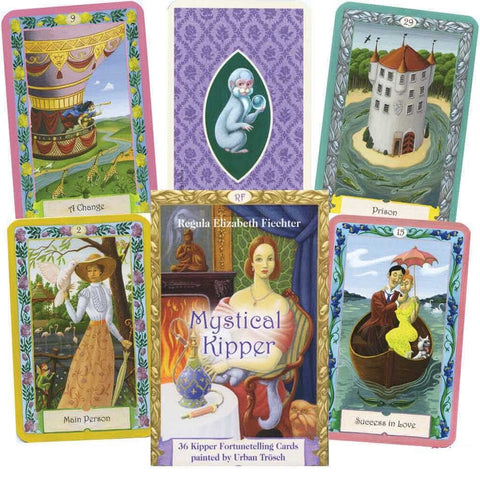 Kipper kortos "Mystical Kipper", 36 kortų rinkinys su dėžute ir penkių skirtingų kortų pavyzdžiais, parodytas dėžutės priekinis vaizdas ir kortų variantai