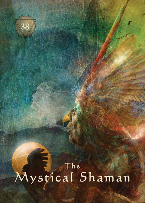 Oracle kortos The Mystical Shaman 38‑oji korta su šamano profiliu, spalvotomis plunksnomis, mėnuliu ir varno siluetu