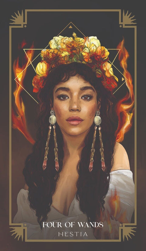Tarot korta Hestia (Four of Wands) — vertikalus kortos priekinis piešinys: moters portretas su gėlių vainiku ir liepsnomis
