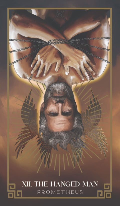 tarot korta The Hanged Man (Prometheus) rudos ir aukso tonų, galva žemyn pakabintas vyras su grandinėmis ir stilizuotais sparnais