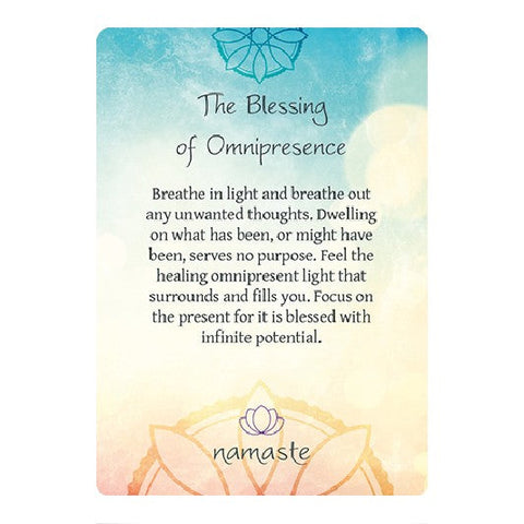 Meditacijos kortelė su „The Blessing of Omnipresence“ tekstu, pastelinėm mėlynom ir rožinom spalvomis bei ramybės irkvėpimo žinute centre