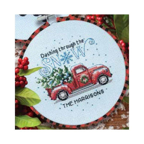 Kalėdinis ornamentas su raudonu sunkvežimiu ir egle, apvalus siuvinėtas, personalizuotas „The Harrisons“