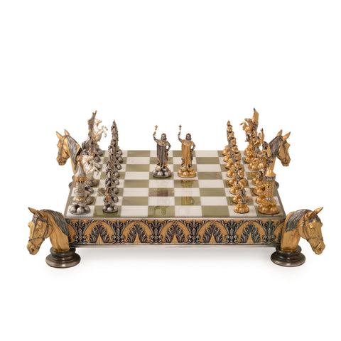 Šachmatai su auksuotais ir sidabruotais metaliniais figūromis ant žaliai baltos marmurinės lentos su arklių galvomis kaip kojomis priekyje