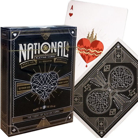 Kortų kaladė National, juoda su aukso ornamentais, 52 pokerio dydžio; matomas atverstas širdžių tūzas ir nugarėlės ornamentinis dizainas