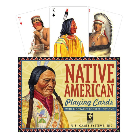 Kortos „Native American“ rinkinys su spalvingu dėklu, portreto iliustracija ir keliomis kortų figūromis, pridedamas biografijų bukletas