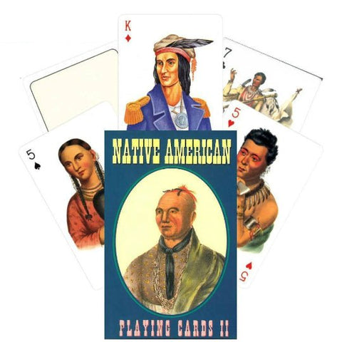 Kortos Native American Playing Cards II, pakuotė priekyje ir išskleistos kortos su įvairiais indėniškų portretų dizainais