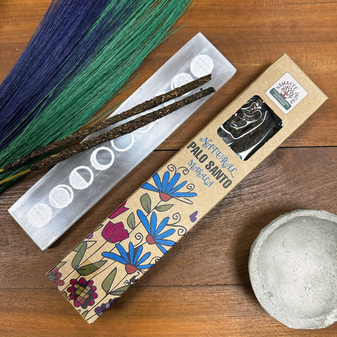 Palo santo lazdelės Masala, kartoninė dėžutė su gėlių raštu ir dvi tamsios lazdelės ant sidabrinio laikiklio