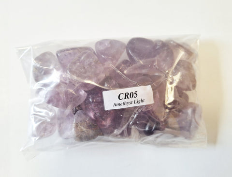 Ametisto akmenys, šviesiai violetiniai, mažo dydžio poliruoti gabaliukai plastikiniame maišelyje su matoma etiketė Amethyst Light
