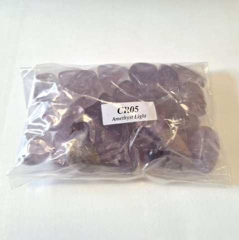 Ametisto gabaliukai (šviesiai violetiniai) poliruoti, plastikiniame maišelyje su etikete „CR05 Amethyst Light“, matyti pakuotės priekinė dalis