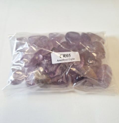 Ametistas šlifuoti šviesiai violetiniai akmenukai plastikinėje pakuotėje su etikete Amethyst Light