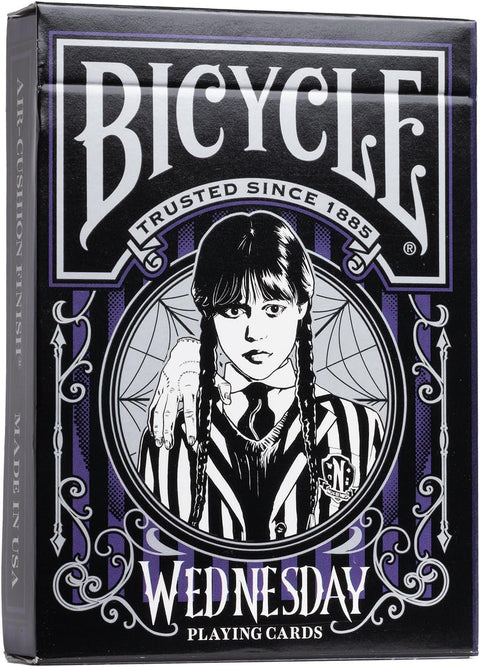 Bicycle žaidimo kortos Wednesday juodo ir violetinio dizaino, standartinės dėžutės priekinė pakuotė su Tuesday personažo portretu