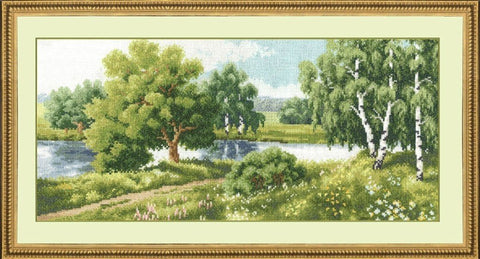 Siuvinėjimo rinkinys panoraminė upės pakrantės scena su beržais ir pievomis, įrėmintas variantas, 60×30 cm