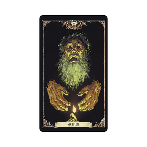 tarot korta Solitude, prie žvakės apšviestas barzdotas vyras su ištiestomis rankomis, kortos priekinė variacija