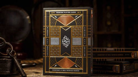 Kortų kaladė prabangiai juodoje ir auksinėje dėžutėje, priekinis dizainas su detalizuotais geometriniais ornamentais