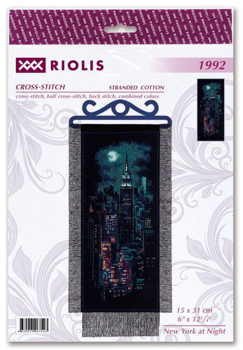 Kryželių siuvinėjimo rinkinys Riolis New York at Night — siauras 15×31 cm naktinio Niujorko panoramos pakabinamas darbas su sidabriniais kutais