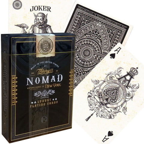 Kortų kaladė Theory11 Nomad juodos dėžutės su auksinėmis detalėmis, parodytas užantspauduotas paketas ir kortų nugara bei tūzas