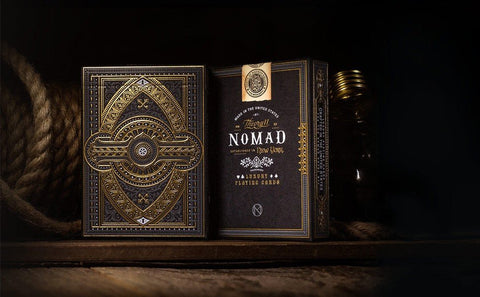 Kortų kaladė Nomad juodoje dėžutėje su aukso reljefu, matomas priekinis dizainas ir dekoratyvi nugarėlė