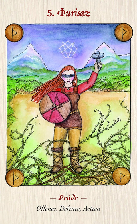 tarot korta Prúdr: raudonplaukė karys su plaktuku ir raudonu skydu, kalnų fone, priekyje erškėčių vijokliai