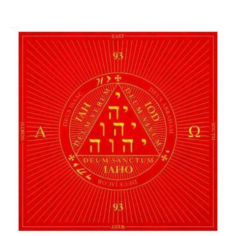 Skara kvadratinė raudona su auksiniais okultiniais simboliais, maždaug 90×90 cm, fotografuota iš viršaus, išskirtinis trikampio ženklo dizainas